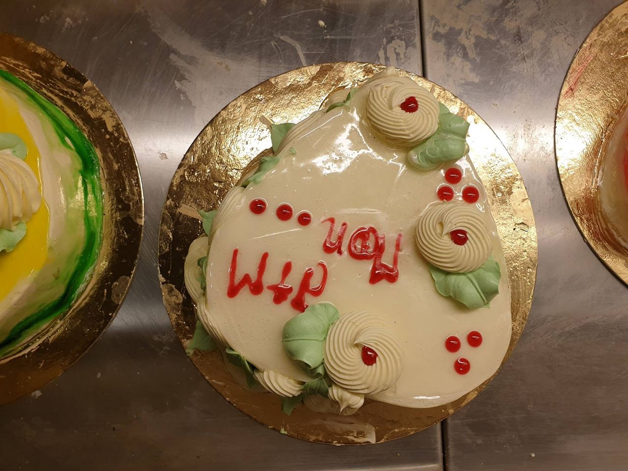 Gâteau d'anniversaire personnalisé au message écrit à la main