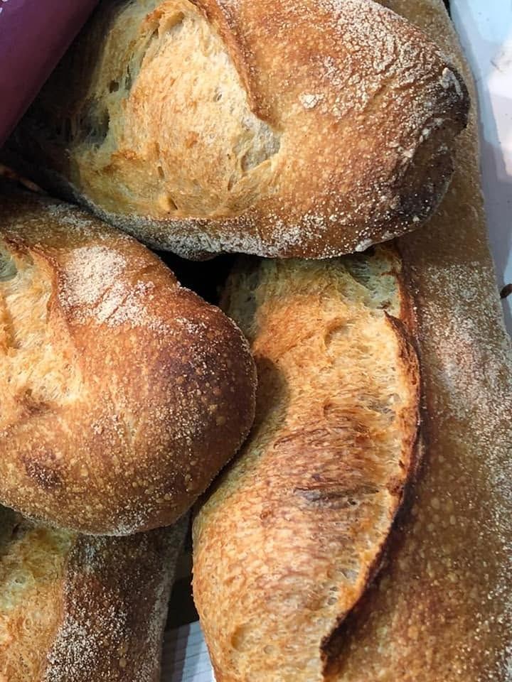 Pains rustiques à la croûte farinée