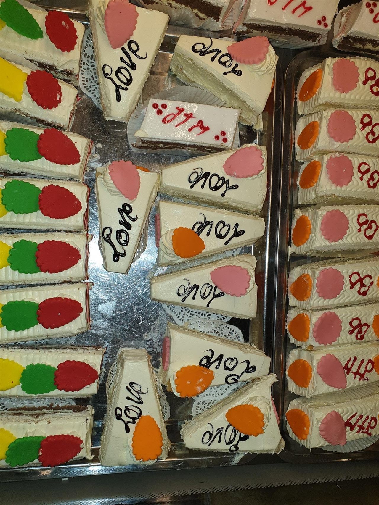Petits gâteaux individuels alignés sur un plateau