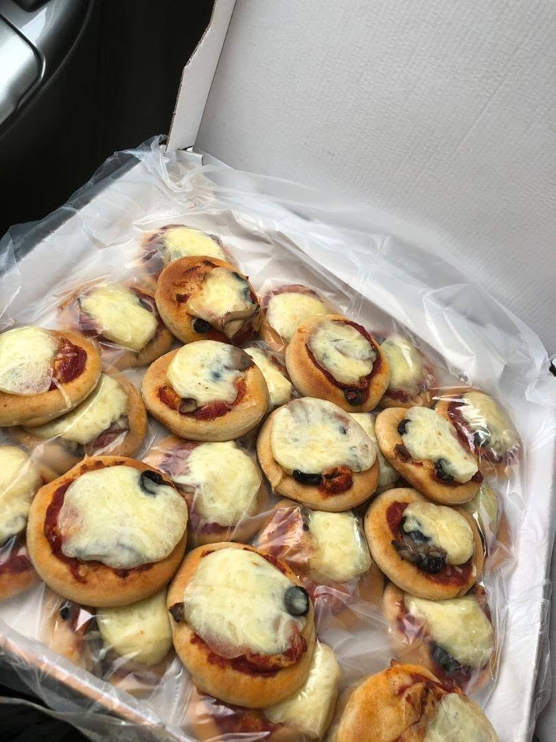 Petites pièces salées garnies, prêtes à emporter