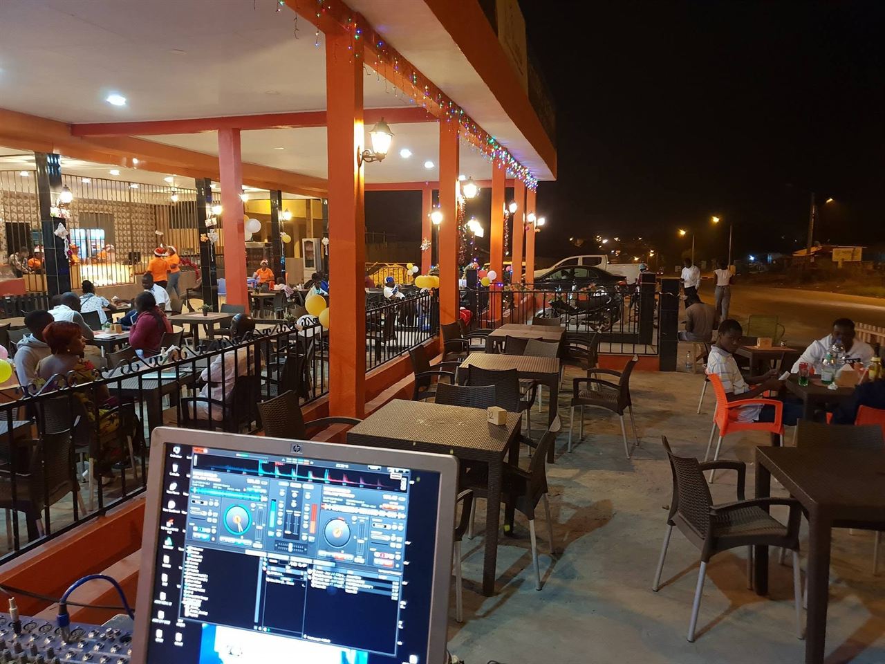 La terrasse de La Brioche un soir de fête, guirlandes allumées et tables occupées